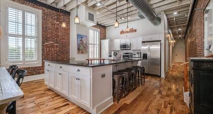 Modern Stylish & Spacious Loft w/Indoor Parking