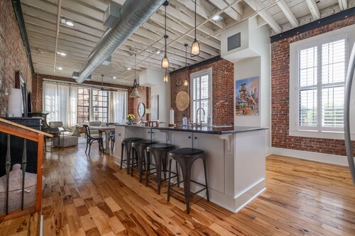Modern Stylish & Spacious Loft w/Indoor Parking