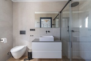 Douche, sèche-cheveux, serviettes fournies