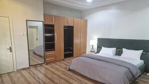 Room - Luxury Lagos House with 4 Bedrooms (Lagos)