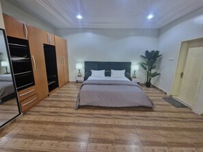 4 habitaciones, tabla de planchar con plancha, wifi y ropa de cama 