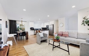 Smart TV, video games - DenverStays: Spacious 5 BR Home with 2 King & 3 Queen Beds - 15 Min to Red Rocks (Arvada)
