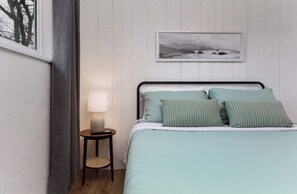 5 habitaciones, escritorio y tabla de planchar con plancha 