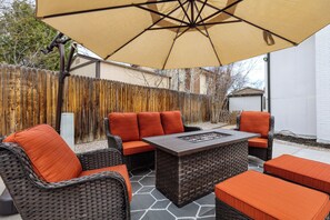 Outdoor dining - DenverStays: Spacious 5 BR Home with 2 King & 3 Queen Beds - 15 Min to Red Rocks (Arvada)