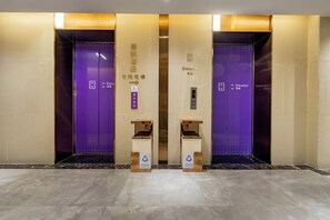 Interior entrance - Lavande Hotel (Xi'an Bell Tower Muslim street subway station) (Xi'an)