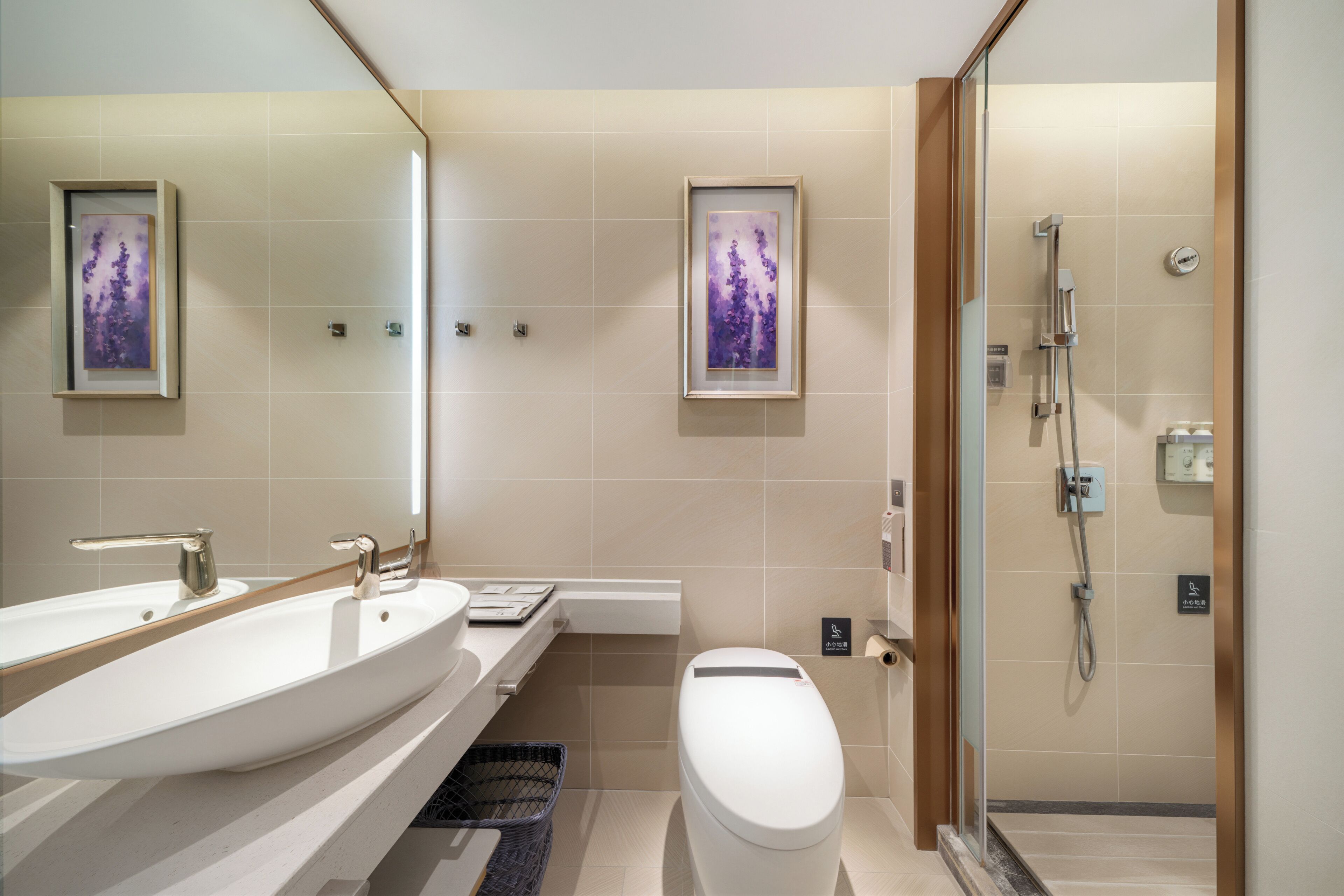 Un baño moderno con un lavamanos grande, inodoro y ducha.