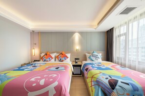 A hotel room with two beds, a nightstand, a lamp, and a window with curtains. - Lavande Hotel Xi'an Bell Tower Muslim Street North Street Subway (Xi'an)