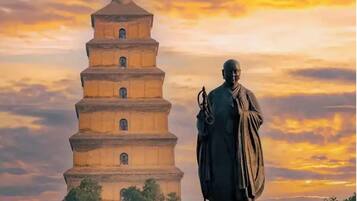Una torre de estilo pagoda con una estatua al frente.