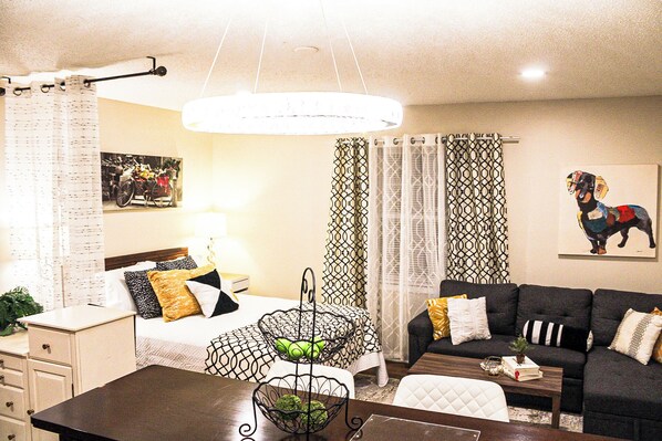 Bureau, fer et planche à repasser, accès au Wi-Fi (inclus)