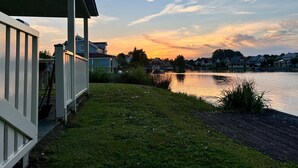 A lakeside view with a house and a dock. - Bungalow in Holland by Water With Sauna (Simonshaven)