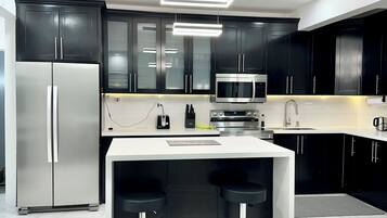 Kaffetrakter/tekoker, kjøleskap, mikrobølgeovn og ovn