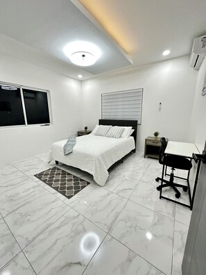 2 室のベッドルーム、セーフティボックス (室内)、デスク、アイロン / アイロン台