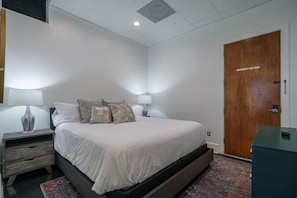 2 bedrooms, desk, iron/ironing board, travel crib - Beautiful & Extra Large Loft with 2 King Suites (Birmingham)