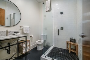 Shower, hair dryer, towels, soap - Beautiful & Extra Large Loft with 2 King Suites (Birmingham)