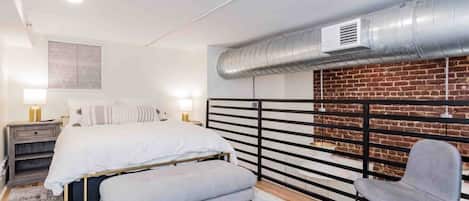 2 slaapkamers, een bureau, een strijkplank/strijkijzer, reisbedje