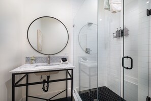 Dusj, hårføner, håndklær og såpe