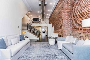 TV - Beautiful & Extra Large Loft with 2 King Suites (Birmingham)