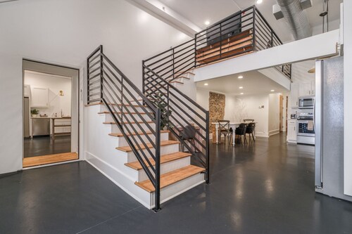 Beautiful & Extra Large Loft with 2 King Suites