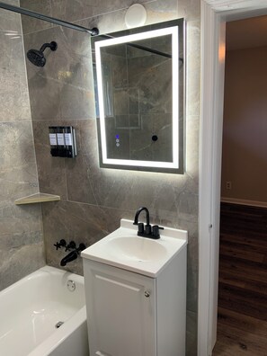 Hair dryer, towels, soap, shampoo - Chic 2-bedroom apartment with WiFi, AC in fantastic Atlanta (Atlanta)