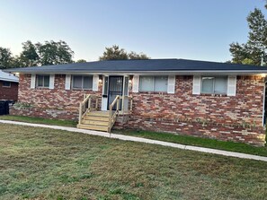 Exterior - Chic 2-bedroom apartment with WiFi, AC in fantastic Atlanta (Atlanta)