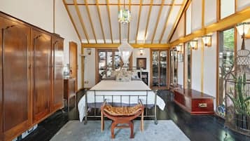 4 bedrooms, iron/ironing board, WiFi, bed sheets