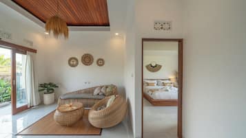Vila, 1 Tempat Tidur King, kolam renang pribadi, pemandangan kebun | Area keluarga | Televisi layar datar 42-inci dengan saluran TV digital dan TV