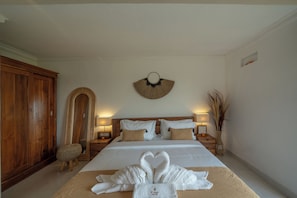 Villa, 1 très grand lit, piscine privée, vue jardin | 1 chambre, literie de qualité supérieure, bureau