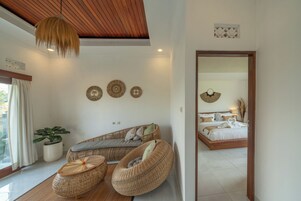 Vila, 1 cama King, piscina particular, vista para o jardim | Área de estar | TV de tela plana 42 polegadas com canais digitais, TV