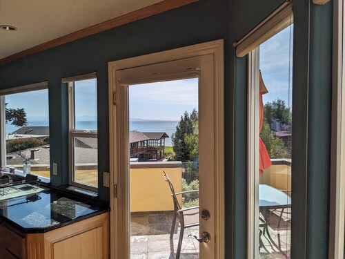 Oceanfront Bliss: Modern Family Retreat Steps from Seacliff Beach – Book Now!