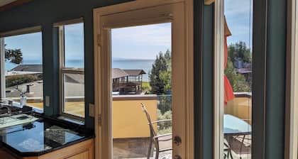 Oceanfront Bliss: Modern Family Retreat Steps from Seacliff Beach – Book Now!
