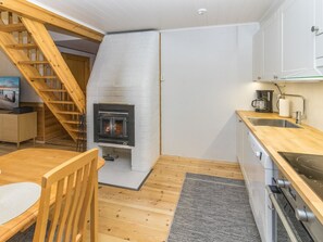 Kühlschrank, Mikrowelle, Geschirrspüler, Kochgeschirr/Geschirr/Besteck