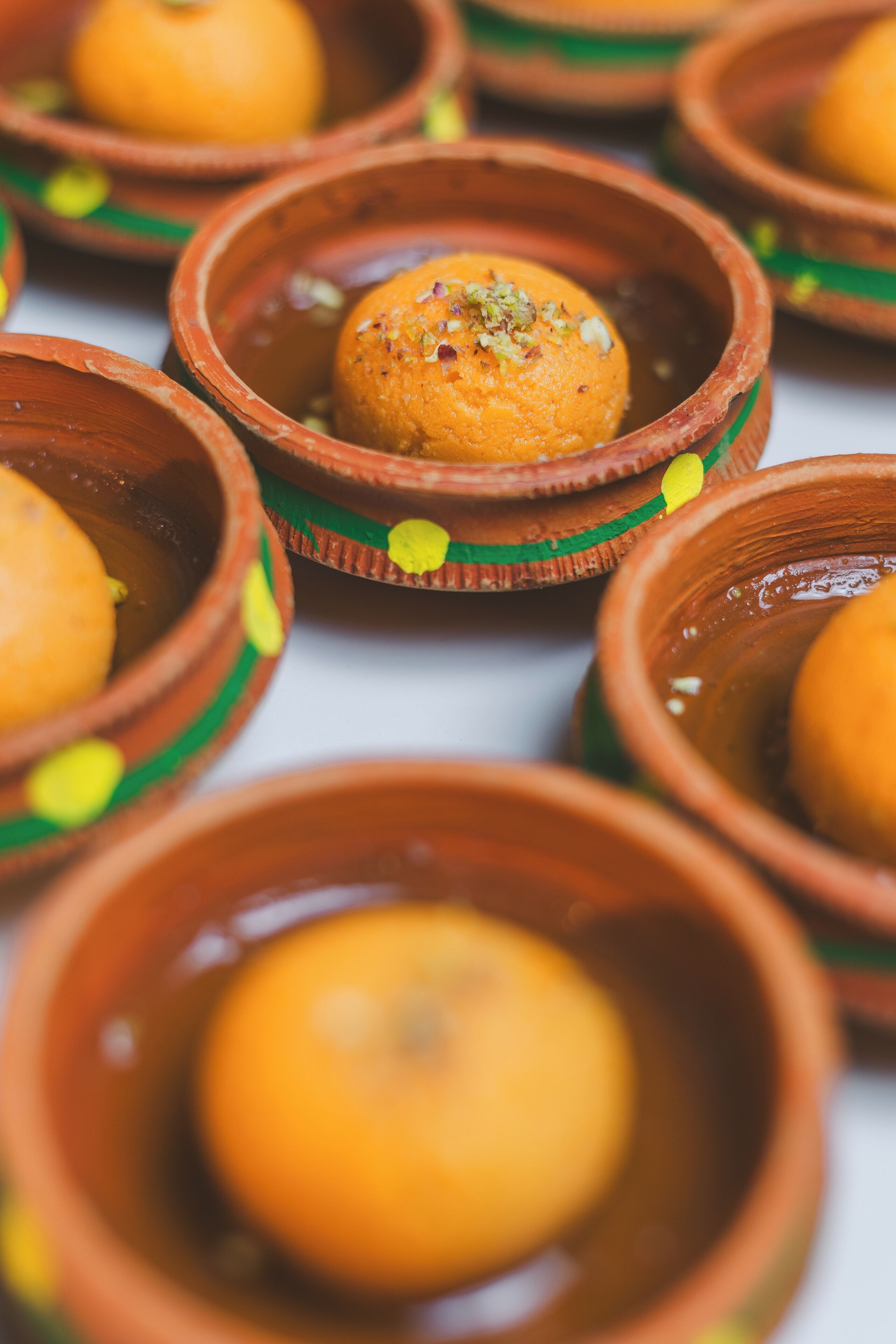 Una serie de cuencos de terracota con caramelos.