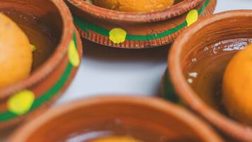 Una serie de cuencos de terracota con caramelos.