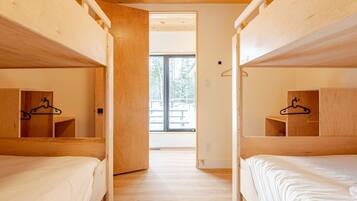 3 makuuhuonetta, työpöytä, Wi-Fi, vuodevaatteet