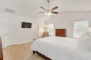 3 bedrooms, desk, iron/ironing board, free WiFi