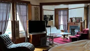 Superior Suite, 1 King Bed, City View | Blackout drapes, iron/ironing board, free WiFi