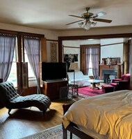 高级套房, 1 张特大床, 城市景观 | 遮光窗帘、熨斗/熨板、免费 WiFi