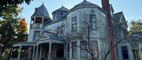 Vista frontal de la propiedad