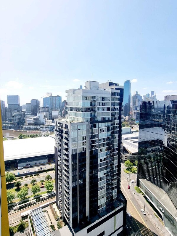 Exterior - City Retreat with Amazing Views and free Parking (Southbank)