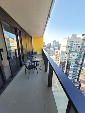 Outdoor dining - City Retreat with Amazing Views and free Parking (Southbank)
