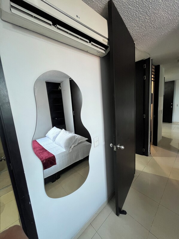 3 عدّة غرف نوم ومكواة/لوح كي وواي فاي وملاءات أسرّة