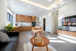 Luxury-Apartment | Schreibtisch, laptopgeeigneter Arbeitsplatz, kostenloses WLAN