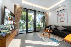 Luxury Apartment | Desk, laptop workspace, free WiFi - Urchin Apartment (Hanoi)