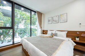 Desk, laptop workspace, free WiFi - Urchin Apartment (Hanoi)