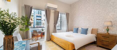 Escritorio, espacio para trabajar con laptop y cortinas blackout