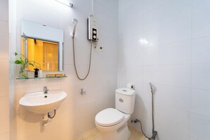Suite Luxury, vista città | Bagno | Doccia, asciugacapelli, pantofole, asciugamani