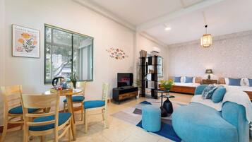 Suite Standar, pemandangan kota | Meja kerja, ruang kerja ramah laptop, dan tirai kedap cahaya