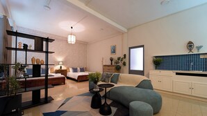 Ein modernes Wohnzimmer mit einer Couch, einem Couchtisch, einem Fernseher und einem Bücherregal.