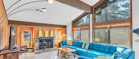 Een televisie, een open haard en een kantoor