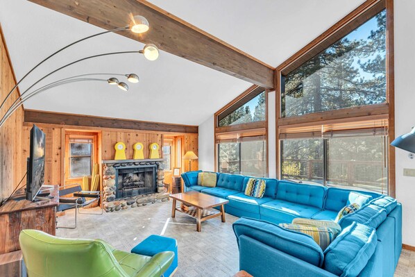 Televisión, chimenea, oficina